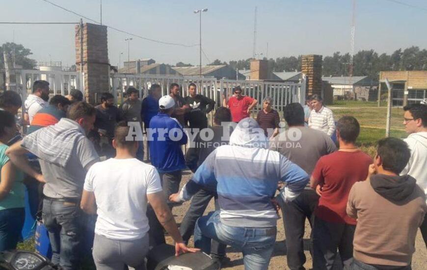 Durante la tarde. La asamblea se realiz&oacute; hoy en las puertas de la empresa.