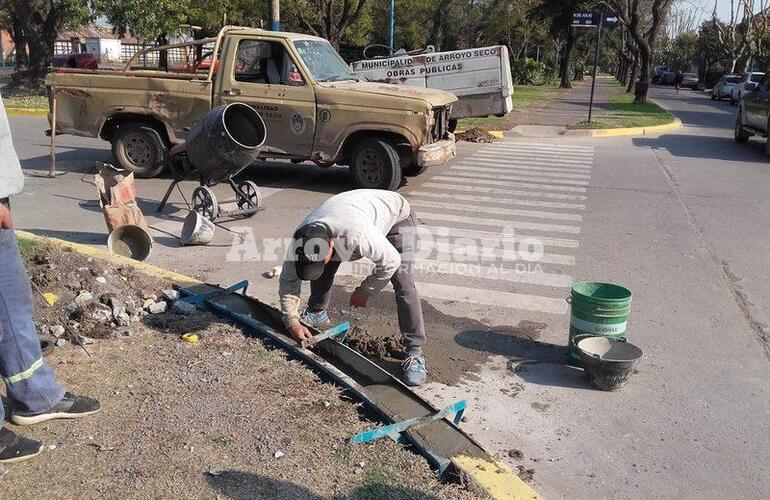 En el Boulevard. Una cuadrilla de municipales trabajaba hoy en Mansueto Maiorano y 9 de Julio.