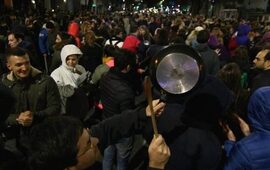 Un nutrido y ruidoso grupo de gente en Pellegrini y Buenos Aires. Foto: Alan Monz&oacute;n/Rosario3.com.