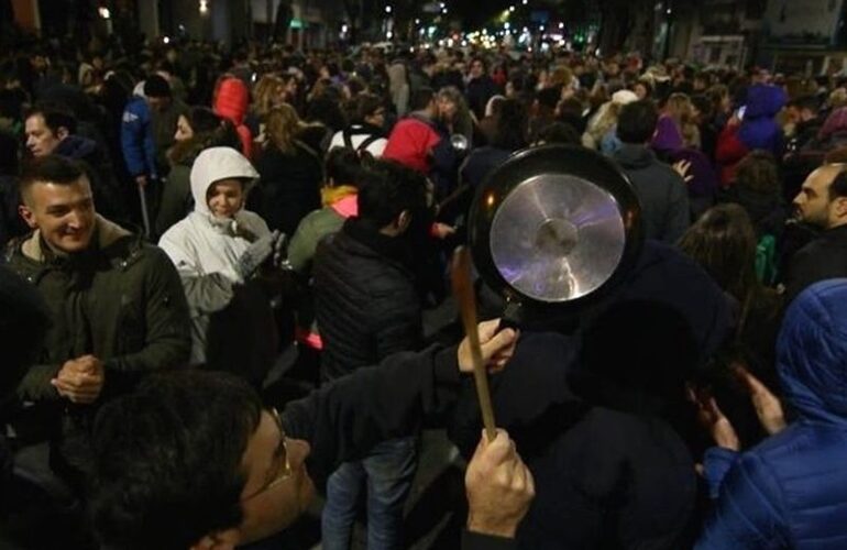 Un nutrido y ruidoso grupo de gente en Pellegrini y Buenos Aires. Foto: Alan Monzón/Rosario3.com.