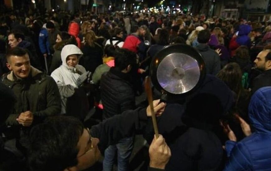 Un nutrido y ruidoso grupo de gente en Pellegrini y Buenos Aires. Foto: Alan Monzón/Rosario3.com.
