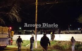 Conmoción en el barrio. Los vecinos ayudaron a sofocar el fuego.