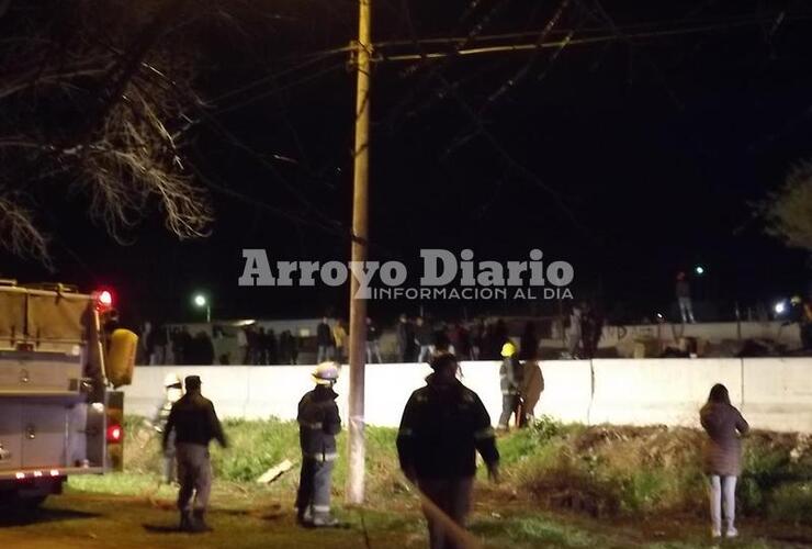 Conmoción en el barrio. Los vecinos ayudaron a sofocar el fuego.