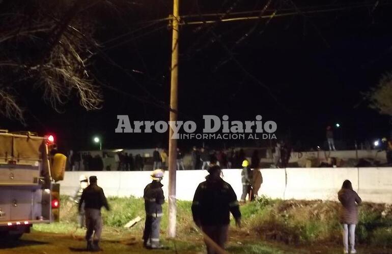 Conmoci&oacute;n en el barrio. Los vecinos ayudaron a sofocar el fuego.