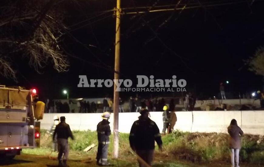 Conmoci&oacute;n en el barrio. Los vecinos ayudaron a sofocar el fuego.