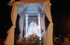 Inmaculada. Los fieles se acercaron a la imagen para venerarla.