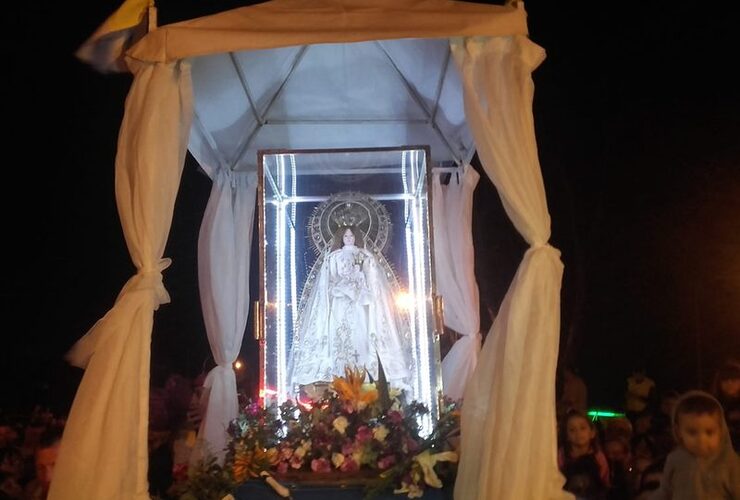 Inmaculada. Los fieles se acercaron a la imagen para venerarla.