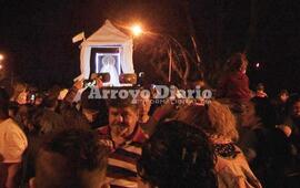 Una multitud se acerc&oacute; a saludarla. Mar&iacute;a en su paso por Arroyo Seco.