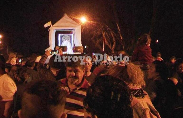 Una multitud se acercó a saludarla. María en su paso por Arroyo Seco.