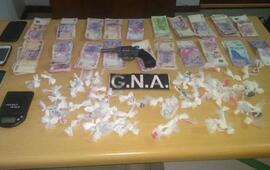 Se secuestraron 95 dosis de coca&iacute;na, un rev&oacute;lver, celulares y dinero. Foto: Ministerio de Seguridad