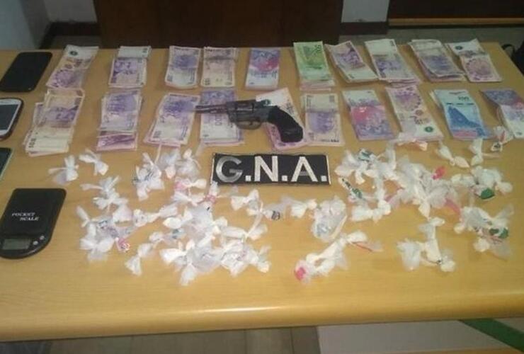 Se secuestraron 95 dosis de cocaína, un revólver, celulares y dinero. Foto: Ministerio de Seguridad