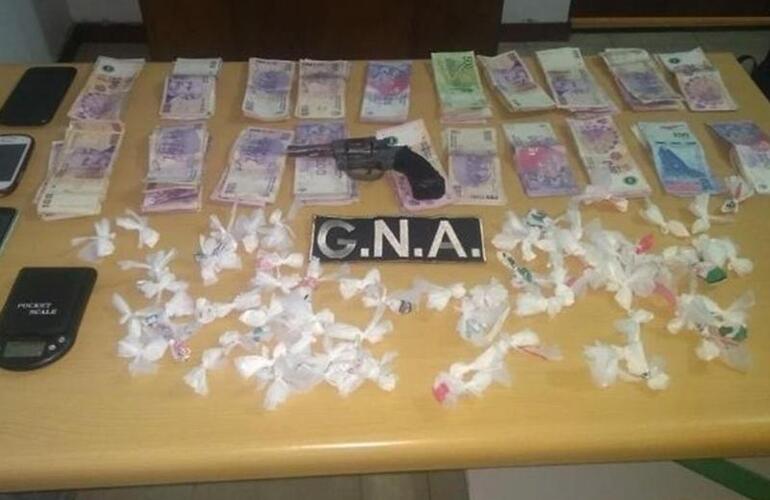 Se secuestraron 95 dosis de coca&iacute;na, un rev&oacute;lver, celulares y dinero. Foto: Ministerio de Seguridad