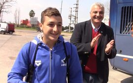 Recibimiento sorpresa. Amigos, familiares, allegados y el intendente Nizar Esper esperaron al nadador en el acceso a autopista.