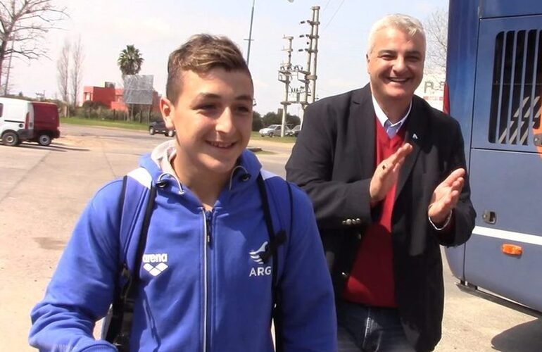 Recibimiento sorpresa. Amigos, familiares, allegados y el intendente Nizar Esper esperaron al nadador en el acceso a autopista.