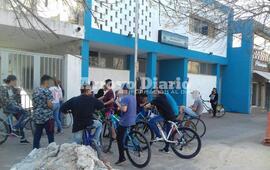 De la plaza a la comisar&iacute;a. Gran cantidad de chicos se acercaron a las puertas de la comisar&iacute;a al tanto del traslado de sus amigos a la 27.
