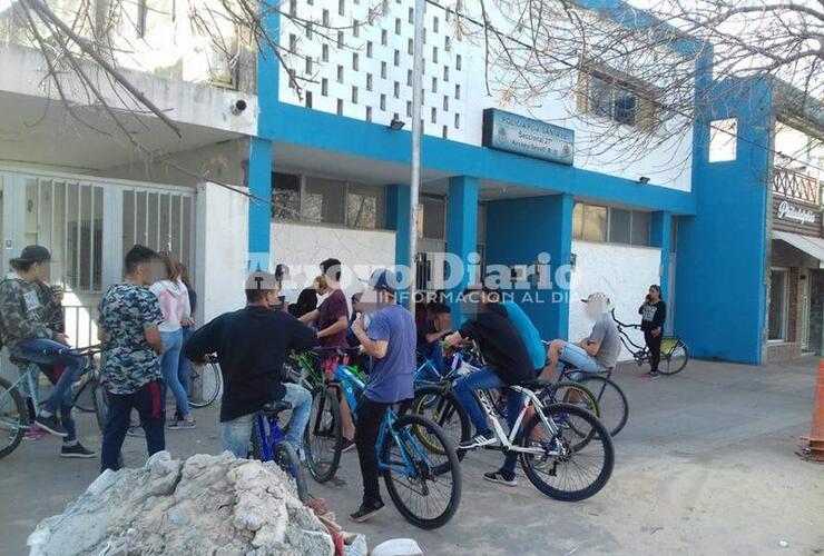 De la plaza a la comisaría. Gran cantidad de chicos se acercaron a las puertas de la comisaría al tanto del traslado de sus amigos a la 27.