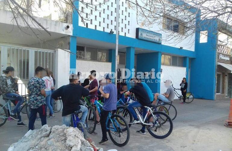 De la plaza a la comisaría. Gran cantidad de chicos se acercaron a las puertas de la comisaría al tanto del traslado de sus amigos a la 27.