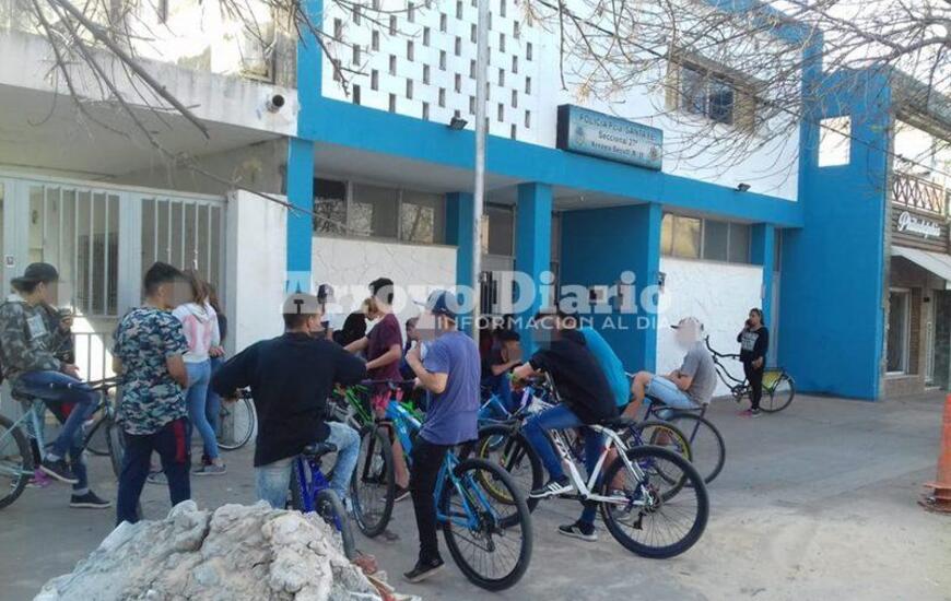 De la plaza a la comisar&iacute;a. Gran cantidad de chicos se acercaron a las puertas de la comisar&iacute;a al tanto del traslado de sus amigos a la 27.