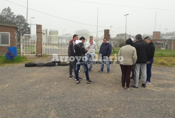 Tomaron la planta. Ante la incertidumbre de no saber qué pasa con sus puestos laborales; decidieron acudir a las puertas de la empresa.