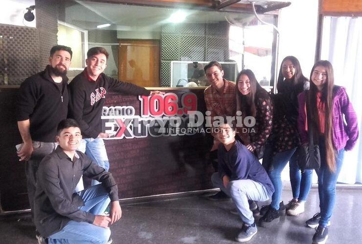 En la radio. Maxi Ballinari junto a los hermanos chilenos, esta mañana en 106.9