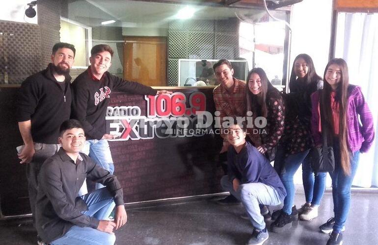 En la radio. Maxi Ballinari junto a los hermanos chilenos, esta mañana en 106.9