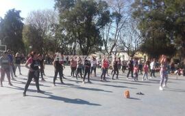 En acci&oacute;n. La profe y las chicas le pusieron todas las ganas a la clase abierta.