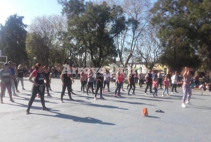 En acción. La profe y las chicas le pusieron todas las ganas a la clase abierta.