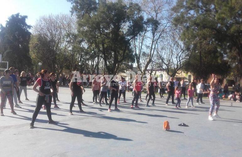 En acci&oacute;n. La profe y las chicas le pusieron todas las ganas a la clase abierta.