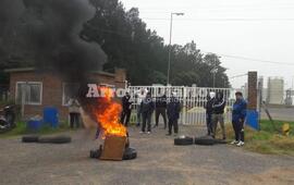 Planta tomada. Desde la semana pasada, empleados de la firma permanecen en el lugar por temor al vaciamiento de la f&aacute;brica. Foto: Archivo AD