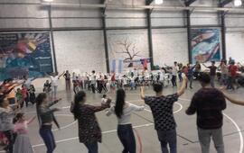 Todos y todas. Los grupos unidos compartiendo de una grata actividad en el gimnasio del Complejo.