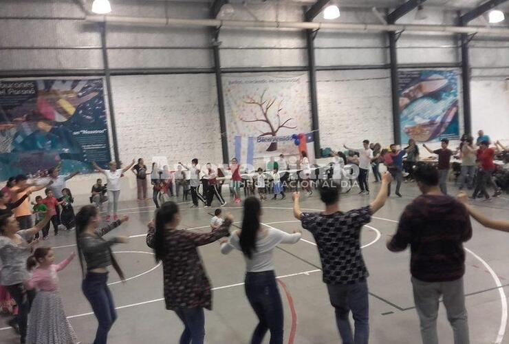 Todos y todas. Los grupos unidos compartiendo de una grata actividad en el gimnasio del Complejo.