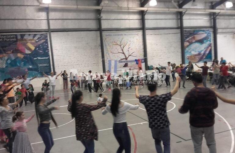 Todos y todas. Los grupos unidos compartiendo de una grata actividad en el gimnasio del Complejo.