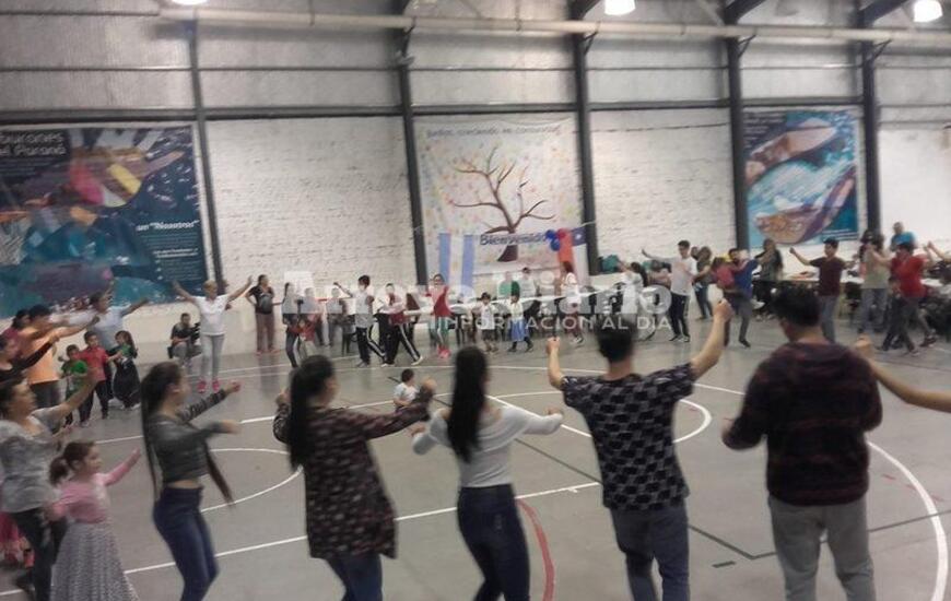 Todos y todas. Los grupos unidos compartiendo de una grata actividad en el gimnasio del Complejo.