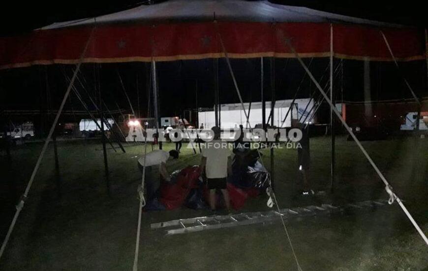 Desarmando la carpa. La gente bajando la estructura del circo acu&aacute;tico.