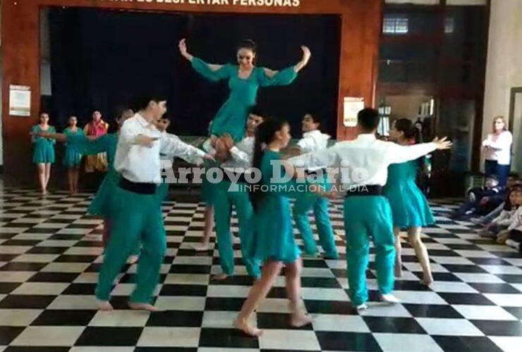 Imagen de El ballet de chile Nuevo Mundo se lució en la Escuela Secundaria