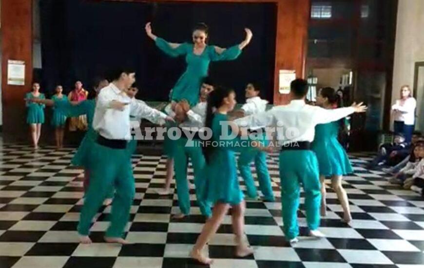 Imagen de El ballet de chile �Nuevo Mundo� se luci&oacute; en la Escuela Secundaria