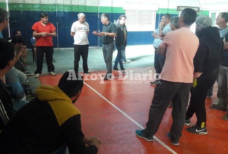 En el polideportivo. La asamblea se realizó en las instalaciones del polideportivo comunal de Fighiera.