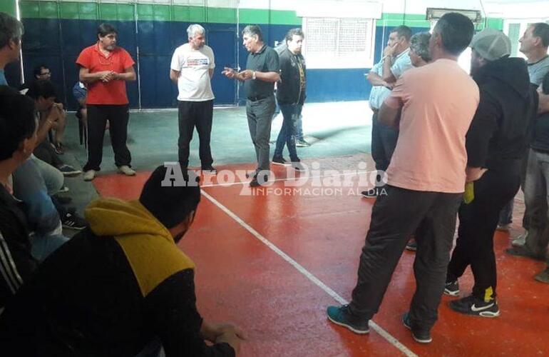 En el polideportivo. La asamblea se realizó en las instalaciones del polideportivo comunal de Fighiera.