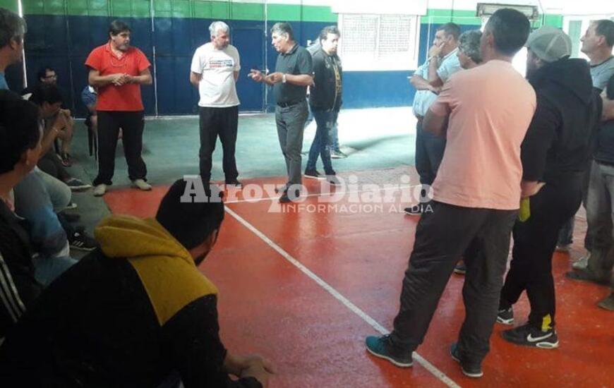 En el polideportivo. La asamblea se realizó en las instalaciones del polideportivo comunal de Fighiera.