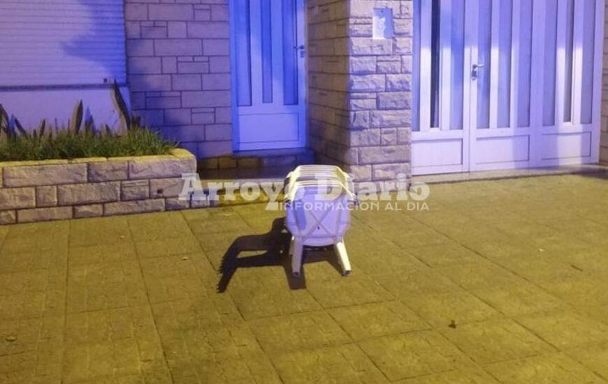 De uno de los rodados sacaron sillas pl&aacute;sticas y las dejaron tiradas en la vereda.