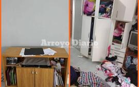 Foto 1. La mesa de luz donde estaba el televisor robado Sarmiento al 500 Bis - Foto 2. El desorden en la habitación de Francisco Decunto al 800.