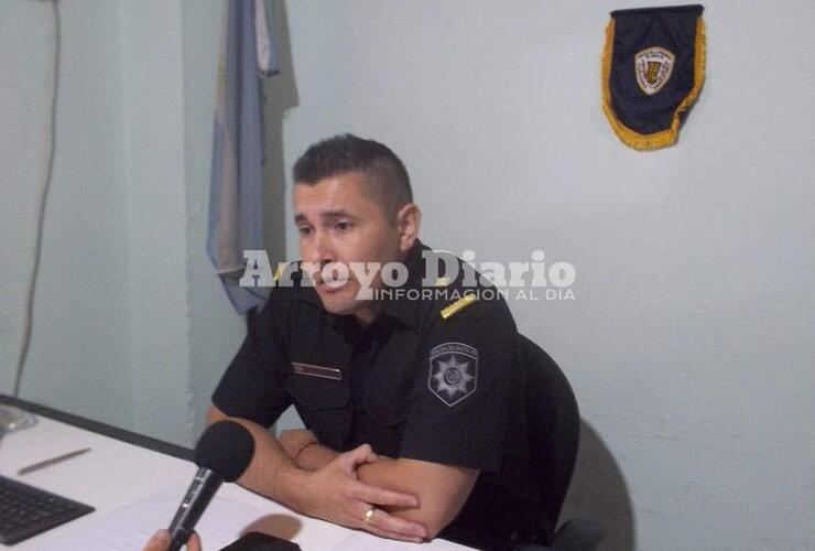 Marcelo Aranda, subcomisario Comando Radioeléctrico; atendiendo a la prensa en la mañana de hoy.