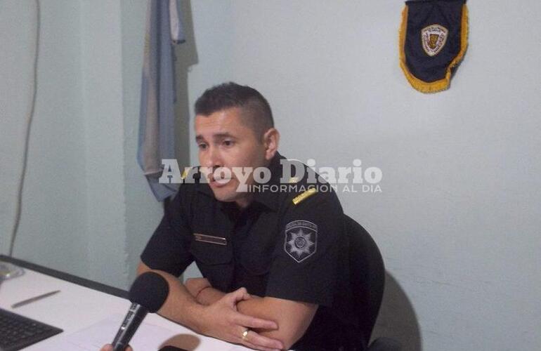 Marcelo Aranda, subcomisario Comando Radioeléctrico; atendiendo a la prensa en la mañana de hoy.