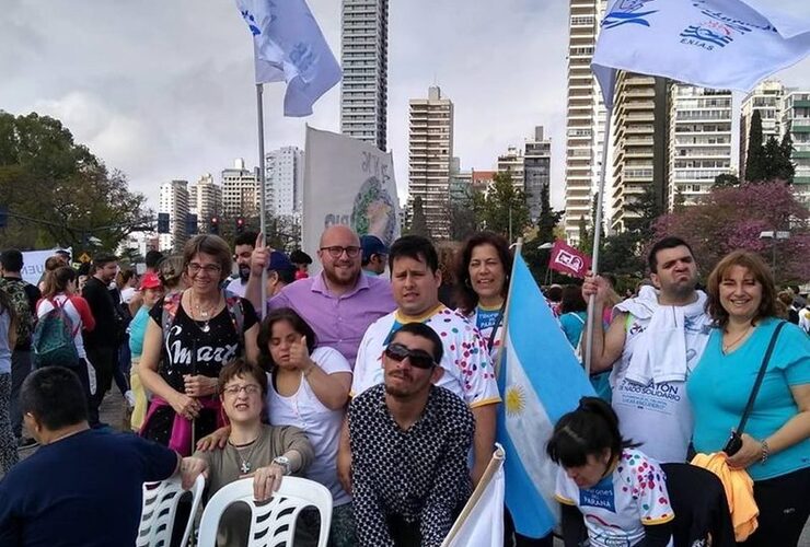 Una delegación de Tiburones del Paraná también viajó a Rosario para participar de la manifestación. Foto: Facebook