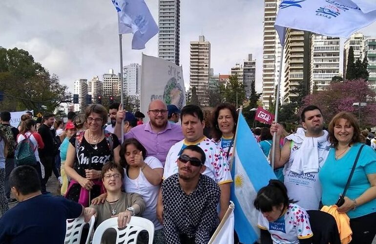 Una delegación de Tiburones del Paraná también viajó a Rosario para participar de la manifestación. Foto: Facebook