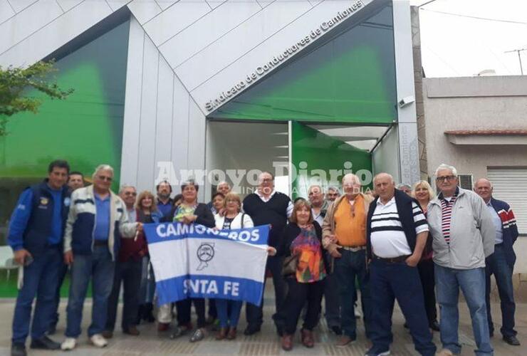 Arroyo Seco presente. Desde la sede Arroyo Seco salió un grupo de jubilados hacia Pérez.