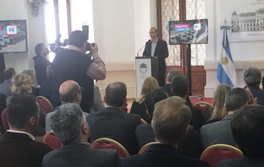 Saglione junto a intendentes y jefes comunales. Foto: @pabloapinotti