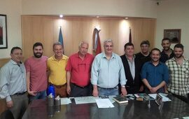 Foto grupal. Esper y su gabinete esta mañana en la Municipalidad.