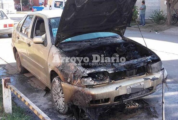 En el motor. El incendio se inició en el motor del auto de forma repentina.