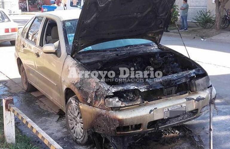 En el motor. El incendio se inició en el motor del auto de forma repentina.